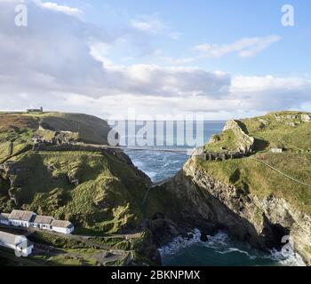 Fernansicht der Brücke aus erhöhter Position. Tintagel Bridge, Tintagel, Großbritannien. Architekt: William Matthews Associates, 2019. Stockfoto