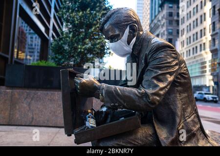 Die Skulptur des Geschäftsmanns "Double Check" von John Seward Johnson II, die während der COVID-19-Pandemie eine schützende Gesichtsmaske in der Nähe des Zuccotti Parks trägt. Stockfoto