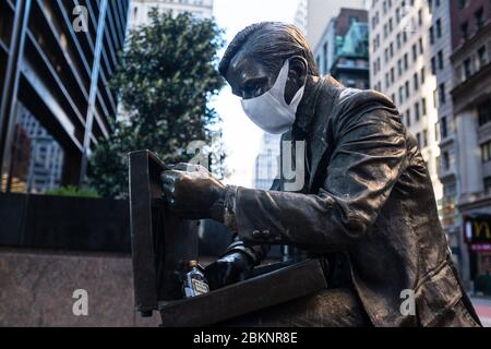 Die Skulptur des Geschäftsmanns "Double Check" von John Seward Johnson II, die während der COVID-19-Pandemie eine schützende Gesichtsmaske in der Nähe des Zuccotti Parks trägt. Stockfoto