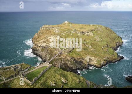 Erhöhte Sicht auf die Brücke vom Festland in Richtung Insel. Tintagel Bridge, Tintagel, Großbritannien. Architekt: William Matthews Associates, 2019. Stockfoto