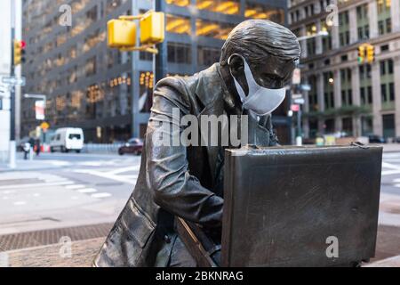 Die Skulptur des Geschäftsmanns "Double Check" von John Seward Johnson II, die während der COVID-19-Pandemie eine schützende Gesichtsmaske in der Nähe des Zuccotti Parks trägt. Stockfoto