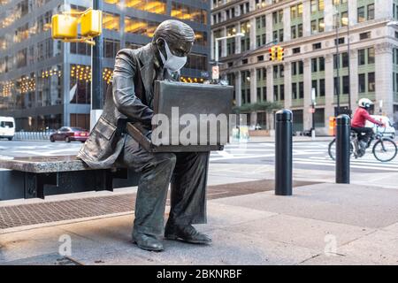 Die Skulptur des Geschäftsmanns "Double Check" von John Seward Johnson II, die während der COVID-19-Pandemie eine schützende Gesichtsmaske in der Nähe des Zuccotti Parks trägt. Stockfoto