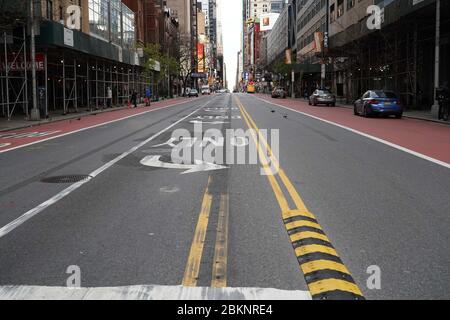 New York, USA. April 2020. Ein Blick auf eine leere 42. Straße während der Covid-19-Pandemie. Quelle: Catherine Nance/SOPA Images/ZUMA Wire/Alamy Live News Stockfoto