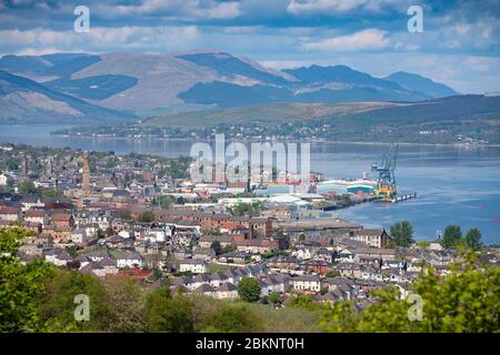 Erhöhte Ansicht der Stadt Greenock an der Küste von Firth of Clyde in Inverclyde, Schottland, Großbritannien Stockfoto