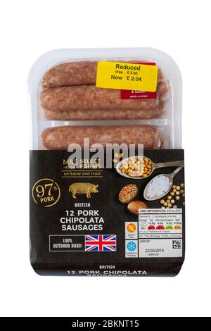 Packung mit 12 britischen Schweinefleisch Chipolata Würstchen M&S ausgewählte Farmen, die wir kennen und vertrauen 97 % Schweinefleisch 100 % im Freien gezüchtet, isoliert auf weißem Hintergrund Preissenkung Stockfoto