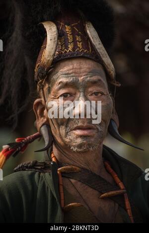 Konyak Stamm Kopf Jäger tragen traditionelle Hand gemacht Stammes Halsketten. Konyak King's Village, Longwa, Nagaland, Indien Stockfoto