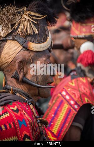 Konyak Stamm Kopf Jäger tragen traditionelle Hand gemacht Stammes Halsketten. Konyak King's Village, Longwa, Nagaland, Indien Stockfoto