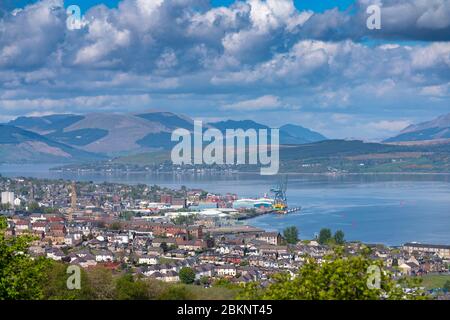 Erhöhte Ansicht der Stadt Greenock an der Küste von Firth of Clyde in Inverclyde, Schottland, Großbritannien Stockfoto