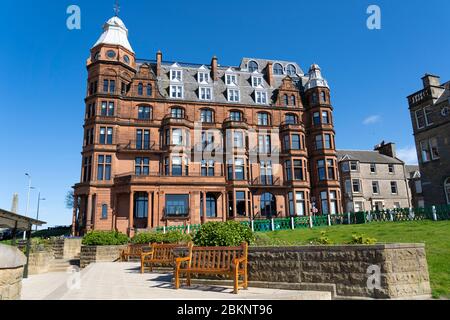 Blick auf Hamilton Grand Serviced Apartment Block mit Luxus-Residenzen neben 18. Grün am St Andrews Old Course in St Andrews, Fife, Schottland, Großbritannien Stockfoto