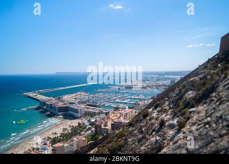 Alicante Stadt Von Oben. Luftaufnahme der Strandhotels und des Hafens Stockfoto