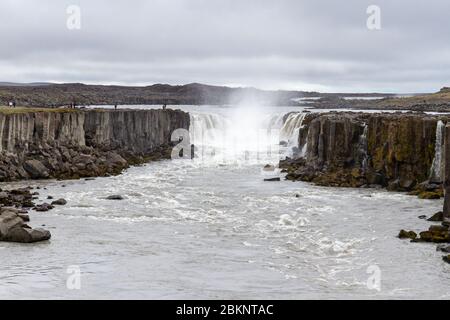 Der Selfoss Wasserfall in der Jökulsárgljúfur Schlucht flussaufwärts vom berühmten Dettifoss Wasserfall, Nordisland. Stockfoto