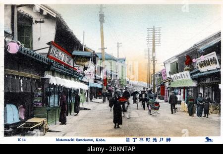 [ 1900er Japan - Japanische Einkaufsstraße, Kobe ] - Motomachi-dori 3-chome, Kobe. Links ist der Laden von Sakaeya & Co., dem Herausgeber dieser Postkarte. Vintage-Postkarte des 20. Jahrhunderts. Stockfoto