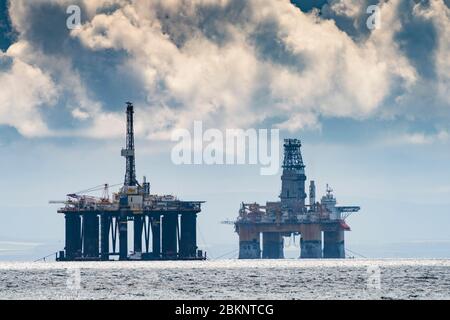 Blick auf die mit Mothballern bemobelten Offshore-Plattformen Sedco 711 (links) und Deepsea Aberdeen, die in Firth of Forth River, Schottland, Großbritannien, festgemacht sind Stockfoto