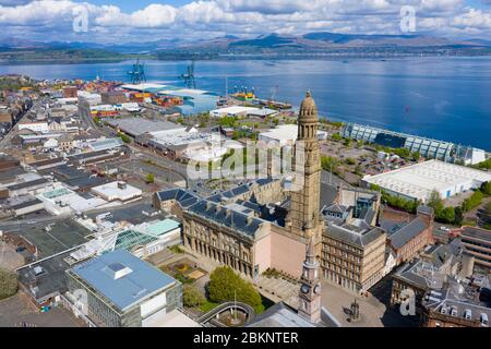 Erhöhte Ansicht des Greenock Stadtzentrum mit Turm des Stadtgebäudes im Vordergrund, Inverclyde, Schottland, Großbritannien Stockfoto