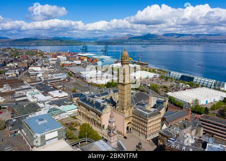 Erhöhte Ansicht des Greenock Stadtzentrum mit Turm des Stadtgebäudes im Vordergrund, Inverclyde, Schottland, Großbritannien Stockfoto