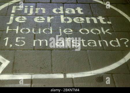Utrecht, Niederlande. Mai 2020. UTRECHT, 05-05-2020, Dutchnews, 1.5 Meter Warnungen im Einkaufszentrum Credit: Pro Shots/Alamy Live News Stockfoto