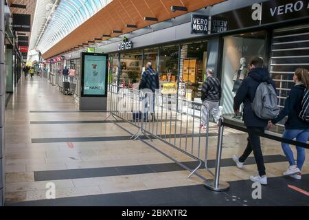 Utrecht, Niederlande. Mai 2020. UTRECHT, 05-05-2020, Dutchnews, 1.5 Meter Warnungen im Einkaufszentrum Credit: Pro Shots/Alamy Live News Stockfoto