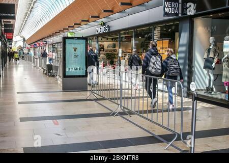 Utrecht, Niederlande. Mai 2020. UTRECHT, 05-05-2020, Dutchnews, 1.5 Meter Warnungen im Einkaufszentrum Credit: Pro Shots/Alamy Live News Stockfoto