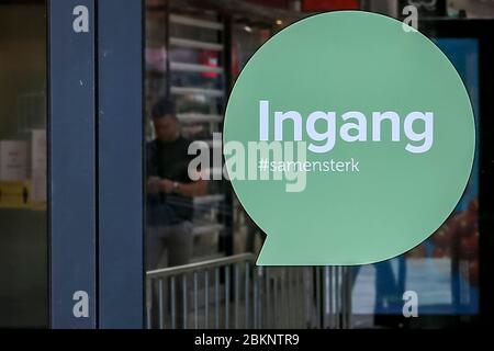 Utrecht, Niederlande. Mai 2020. UTRECHT, 05-05-2020, Dutchnews, 1.5 Meter Warnungen im Einkaufszentrum Credit: Pro Shots/Alamy Live News Stockfoto