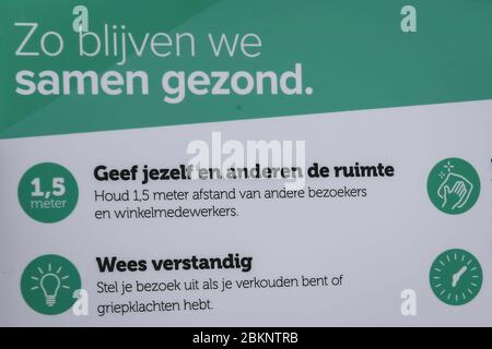 Utrecht, Niederlande. Mai 2020. UTRECHT, 05-05-2020, Dutchnews, 1.5 Meter Warnungen im Einkaufszentrum Credit: Pro Shots/Alamy Live News Stockfoto