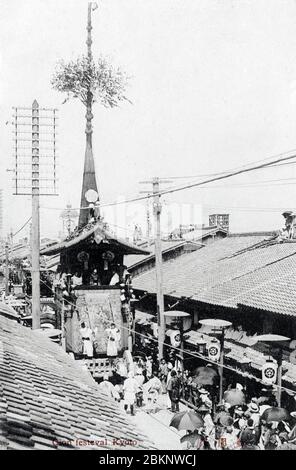 [ 1910‘s Japan - Gion Matsuri, Kyoto ] - WÄHREND des berühmten Kyoto-Gion Matsuri, der im Juli stattfindet, WIRD EIN Festwagen in einer Straße hinuntergezogen. Der Schwimmer scheint Tsuki Hoko (月鉾) zu sein. Das Festival wurde begonnen, als 869 Kyoto an Pest litt. Im Auftrag von Kaiser Seiwa (850-880) beteten die Einwohner von Kyoto zum gott des Yasaka-Heiligtums um Befreiung der Krankheit. Für jede der sechsundsechzig Provinzen Japans wurde ein dekorierter Hellebarde ausgestellt, zusammen mit mikoshi (palanquin, um einen gott zu tragen) vom Schrein. Vintage-Postkarte des 20. Jahrhunderts. Stockfoto