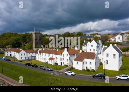 Luftansicht weiß getünchte Häuser auf Pan Ha (Pan Haugh) und St Serf's Church in Dysart Conservation Village, Fife, während der Covid-19 Sperrung, Schottland, Großbritannien Stockfoto