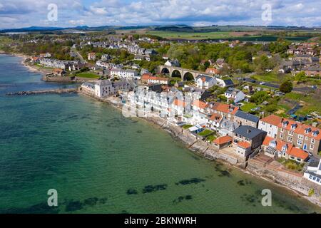 Luftaufnahme des Dorfes Lower Largo in Fife, während der Blockade des Covid-19, Schottland, Großbritannien Stockfoto