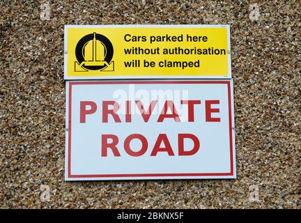 Belvedere, Kent, Großbritannien. Mai 2020. Privates Straßenschild und gelbe Klemmvorrichtung Strafwarnung an der Außenwand des Gebäudes angebracht. Stockfoto