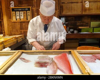 Sushi-Chef Bereitet Essen Zu, Tokio, Japan Stockfoto