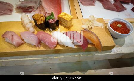 Sushi-Mahlzeit, serviert auf Holzbrett, Japan Stockfoto