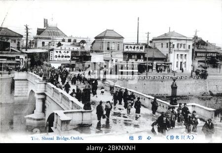 [ 1910 Japan - Shinsaibashi Brücke, Osaka ] - Shinsaibashi Brücke über den Nagahori Kanal in Osaka, Japan. Die Steinbrücke in diesem Bild wurde 1909 eröffnet (Meiji 42) und ersetzt eine deutsche Stahlbrücke in Gebrauch seit 1873 (Meiji 6). Der Fotograf schaute nach Norden. Vintage-Postkarte des 20. Jahrhunderts. Stockfoto