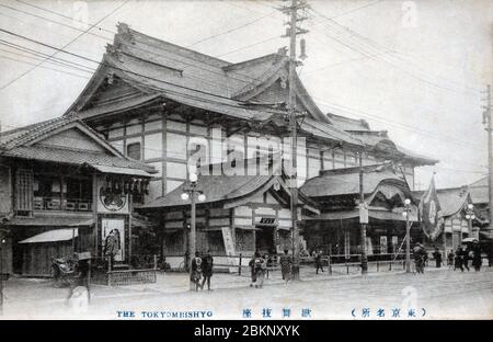 [ 1910 Japan - Tokyo Kabuki Theatre ] - Kabukiza, ein Theater für Kabuki-Performances, in Ginza, Tokio. Die ursprüngliche Kabukiza wurde 1889 gegründet (Meiji 22). Es wurde 1911 durch das Gebäude auf diesem Bild ersetzt (Meiji 44). Diese Struktur wurde 1921 durch einen Brand zerstört (Taisho 10), danach wurde ein neues Gebäude im barocken japanischen Revivaliststil errichtet. Diese wurde 2010 (Heisei 22) abgerissen, um Platz für eine größere moderne Struktur zu machen. Vintage-Postkarte des 20. Jahrhunderts. Stockfoto