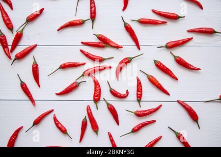 Rote scharfe kleine Chilischoten Muster auf weiß isoliert Stockfoto