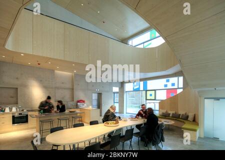 Gemeinschaftsküche. Maggies Centre, St Bartholomews Hospital, EC1A 7BC, Großbritannien. Architekt: Steven Holl Architects, 2017. Stockfoto