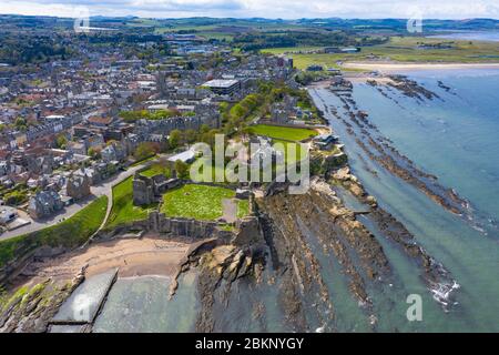 Luftaufnahme von St Andrews Castle und der Stadt in St Andrews, Fife, Schottland, Großbritannien Stockfoto