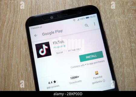 TikTok App auf Google Play Store Website auf Smartphone angezeigt Stockfoto