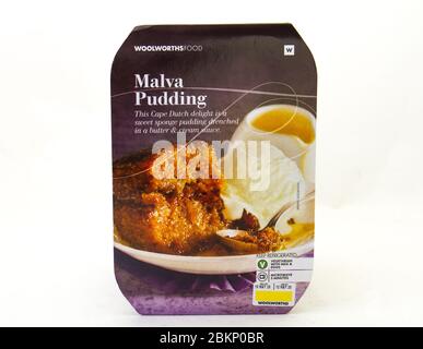 Alberton, Südafrika - ein Container von Woolworths Food traditionelle Cape Dutch malva Pudding isoliert auf einem klaren Hintergrundbild mit Kopierraum Stockfoto