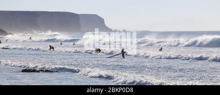 Surfer Surfen am Strand von El Cotillo, Fuerteventura, Kanarische Inseln, Spanien. Stockfoto