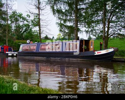 Kleines Schmalboot namens Little Bear auf dem Kanal bei Audlem, Cheshire UK Stockfoto