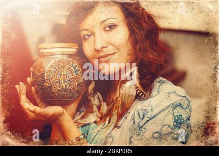 Frau in der Küche mit einer Tasse trockener Minze, alter Fotoeffekt. Stockfoto