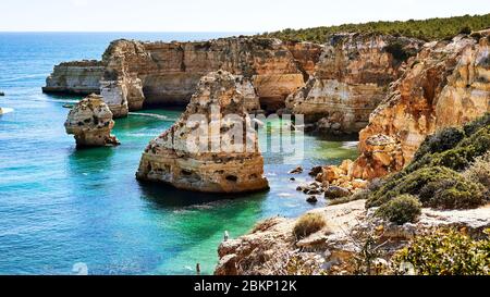 Marine Strand (Praia da Marinha) - einer der berühmtesten Strände von Portugal, an der Atlantikküste in der Gemeinde Lagoa, Algarve. Stockfoto