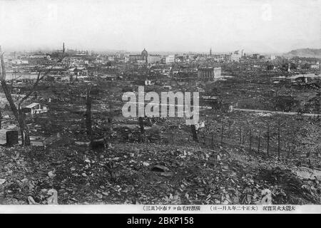 [ Japan der 1920er Jahre - Yokohama zerstört durch das große Kanto Erdbeben ] - die Ruinen von Yokohama nach dem Großen Kanto Erdbeben vom 1. September 1923 (Taisho 12). Der Fotograf nahm dieses ernüchternde Foto von Noge-Yama auf. Das Beben, das auf der Richterskala eine geschätzte Größe zwischen 7.9 und 8.4 hatte, verwüstete Tokio, die Hafenstadt Yokohama, die umliegenden Präfekturen Chiba, Kanagawa und Shizuoka und forderte über 140,000 Opfer. Foto Nummer 3 von 4. Vintage-Postkarte des 20. Jahrhunderts. Stockfoto