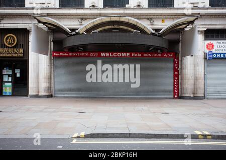 Geschlossene Geschäfte und Restaurants in der Coventry Street, in der Nähe des Piccadilly Circus während der COVID-19-Pandemie 2020 Stockfoto