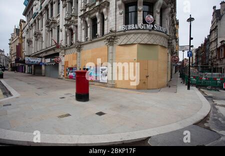 Bubba Cup Shrimp Co wurde während der Coronavirus COVID-19-Pandemie 2020 in der Coventry Street, nahe Piccadilly Circus, an Bord gebracht Stockfoto