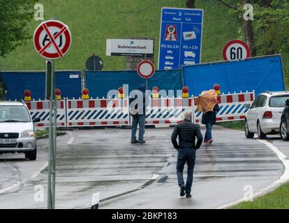 Aschau Im Chiemgau, Deutschland. Mai 2020. Ein Bauzaun mit blauer Leinwand trennt die deutsche Seite des Aschau-Kreises Sachrang auf der bayerischen Seite vom Dorf Niederndorferberg im Kufsteinerland in Tirol (Österreich). Quelle: Peter Kneffel/dpa/Alamy Live News Stockfoto