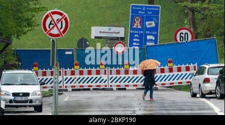 Aschau Im Chiemgau, Deutschland. Mai 2020. Ein Bauzaun mit blauer Leinwand trennt die deutsche Seite des Aschau-Kreises Sachrang auf der bayerischen Seite vom Dorf Niederndorferberg im Kufsteinerland in Tirol (Österreich). Quelle: Peter Kneffel/dpa/Alamy Live News Stockfoto