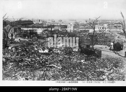 [ Japan der 1920er Jahre - Yokohama zerstört durch das große Kanto Erdbeben ] - die Ruinen von Yokohama nach dem Großen Kanto Erdbeben vom 1. September 1923 (Taisho 12). Der Fotograf nahm dieses ernüchternde Foto von Noge-Yama auf. Das Beben, das auf der Richterskala eine geschätzte Größe zwischen 7.9 und 8.4 hatte, verwüstete Tokio, die Hafenstadt Yokohama, die umliegenden Präfekturen Chiba, Kanagawa und Shizuoka und forderte über 140,000 Opfer. Foto Nummer 4 von 4. Vintage-Postkarte des 20. Jahrhunderts. Stockfoto