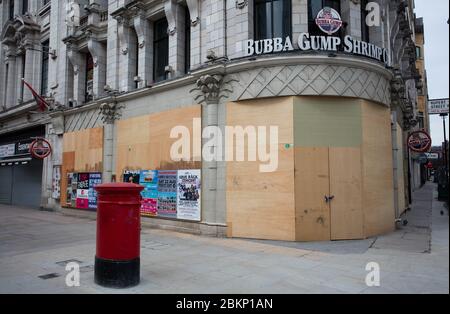 Bubba Cup Shrimp Co wurde während der Coronavirus COVID-19-Pandemie 2020 in der Coventry Street, nahe Piccadilly Circus, an Bord gebracht Stockfoto