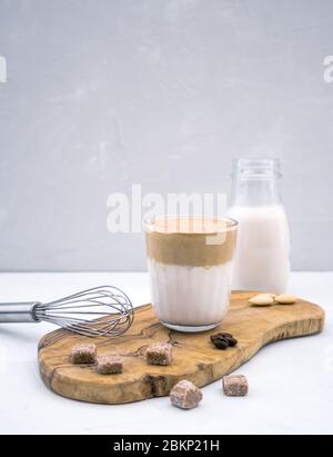 Hausgemachte koreanische Schlagkaffee Dalgona aus Mandelmilch und Rohrzucker. Stockfoto