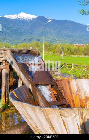 Bulgarische valevitsa. Alte traditionelle natürliche Waschmaschine in Bansko, Bulgarien Stockfoto